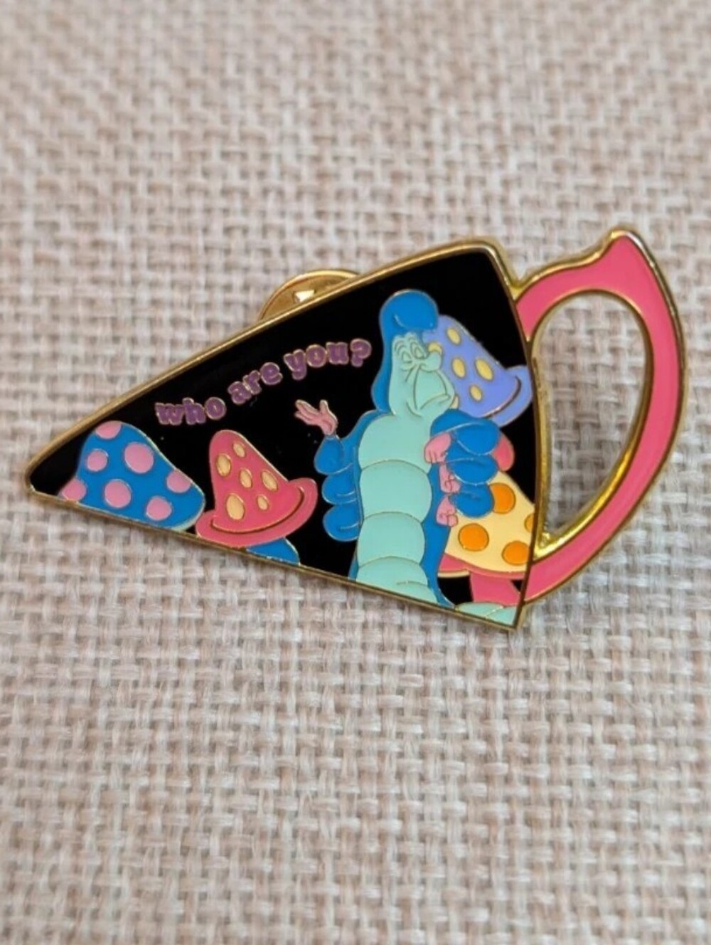 Loungefly pin Disney Alice In Wonderland Tea Cup piece - Caterpillar - absolem